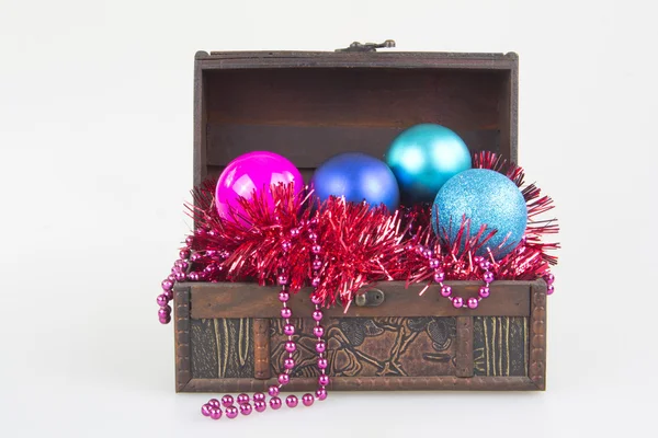 Kerstboom decoratie ballen kledingstuk in een vak geïsoleerd op een witte achtergrond close-up — Stockfoto