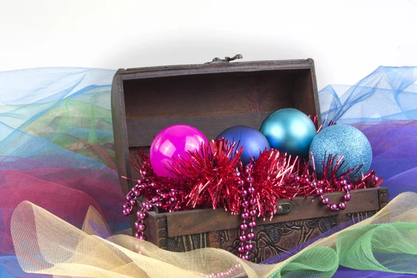 Kerstboom decoratie ballen kledingstuk in een vak geïsoleerd op een witte achtergrond close-up — Stockfoto