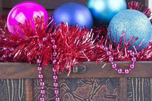 Kerstboom decoratie ballen kledingstuk in een vak geïsoleerd op een witte achtergrond close-up — Stockfoto