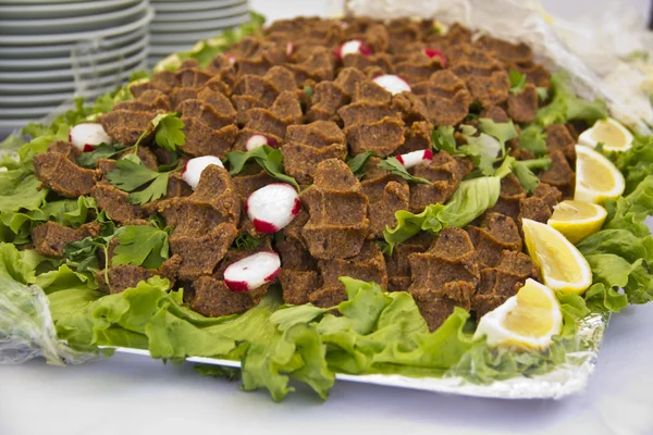 Beyaz arka plan üzerinde izole Türk köfte cigkofte