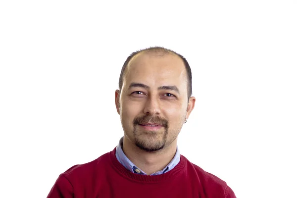Beyaz arka planda yakışıklı bir gencin portresi