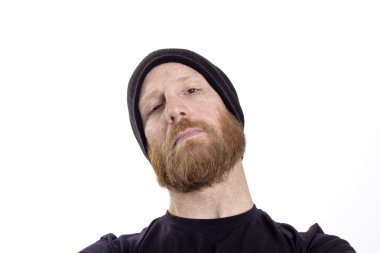 Beyaz arka plan kırmızı sakallı yakışıklı genç adam portresi