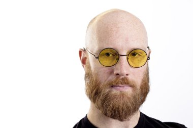 Beyaz arka plan üzerinde izole gözlük takan kel adam kırmızı sakal