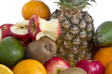 Beyaz arka plan üzerinde izole karışık meyve