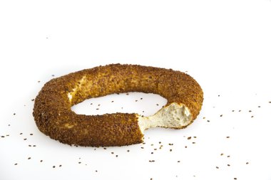 Beyaz arka plan üzerinde izole Türk geleneksel kahvaltı simit simit