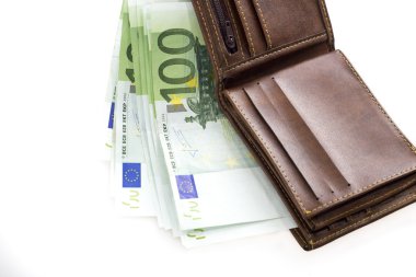 Euro banka notları beyaz arka plan üzerinde izole cüzdan