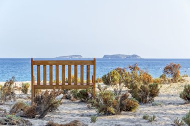 Akdeniz manzaralı plaja bankta