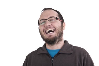 Beyaz arka plan üzerinde izole gülüyor gözlüklü genç adam