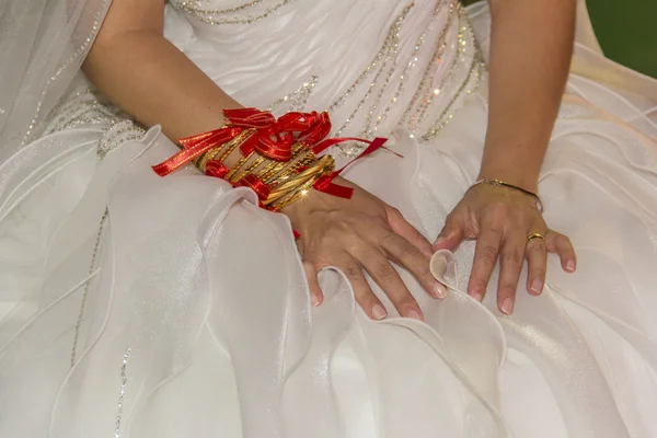 Matrimonio tradizionale gioielli in oro sposa da vicino — Foto Stock
