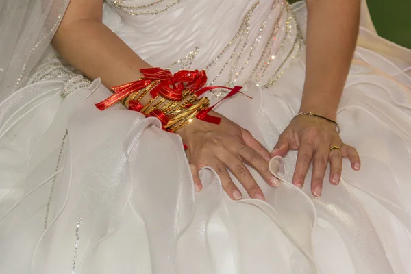 Traditionelle Hochzeitsbraut Goldschmuck aus nächster Nähe — Stockfoto