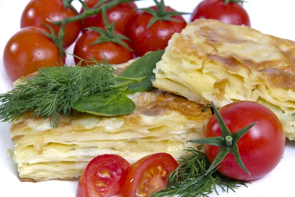 Türk peynir pasta börek beyaz arka plan üzerinde izole domates ile