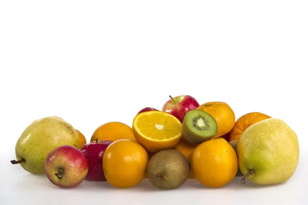 Fruta mixta aislada sobre fondo blanco — Foto de Stock