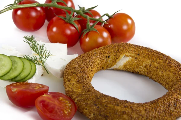 Beyaz arka plan üzerinde izole Türk geleneksel kahvaltı simit simit — Stok fotoğraf