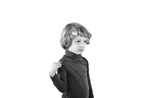 Ребенок позирует для камеры изолированы на белом фоне — стоковое фото