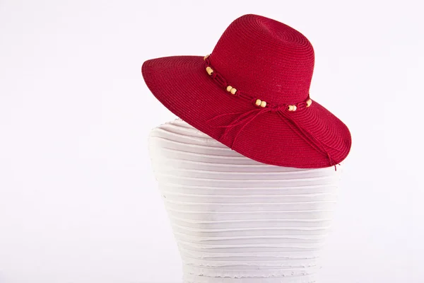 Καλοκαίρι κόκκινο καπέλο για μανεκέν που απομονώνονται σε λευκό φόντο — Φωτογραφία Αρχείου