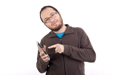 Beyaz arka plan üzerinde izole elinde telefon ile rahat giyimli adam