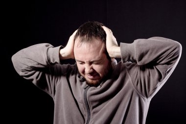 adam siyah arka plan üzerine izole baş ağrısı ile