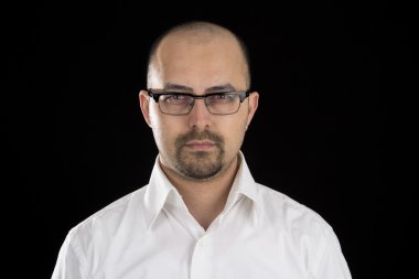 siyah arka plan karşı gözlük takan yakışıklı genç adam portresi