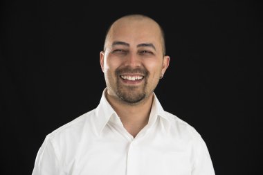 siyah arka plan üzerine izole kamera gülümseyen mutlu genç adam