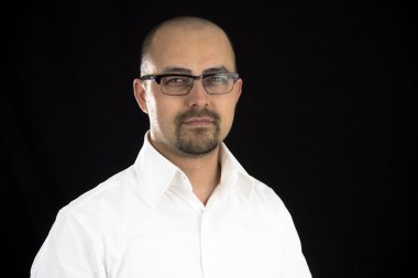 siyah arka plan karşı gözlük takan yakışıklı genç adam portresi