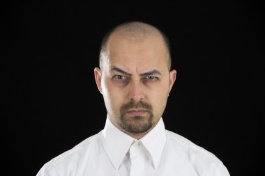 siyah arka plan üzerine izole ciddi iş adamı