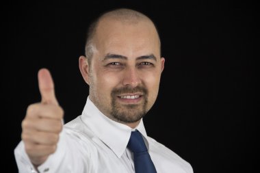 başarılı iş adamı izole üzerinde siyah arka plan yukarı tutarak