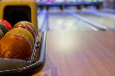 renkli bowling topları Labut sokak önünde