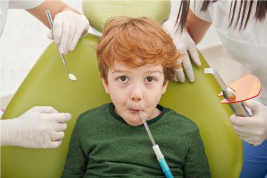 diş hekimi tarafından muayene onun dişlere sahip olmak çocuğun yakın çekim