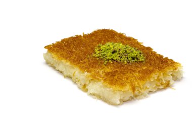 Beyaz arka plan üzerinde izole Türk tatlı baklava
