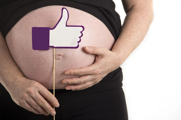 Těhotná břicho s palec nahoru znamení izolovaných na bílém pozadí — Stock fotografie