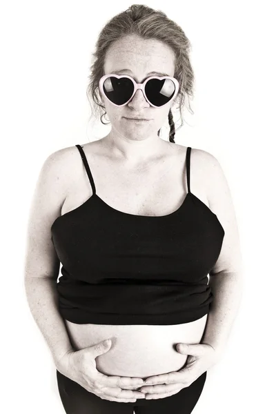 Έγκυος γυναίκα, φορώντας γυαλιά ηλίου που απομονώνονται σε λευκό φόντο — Φωτογραφία Αρχείου