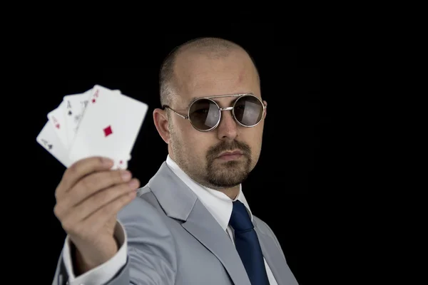 takım elbise 4 aces poker oyun kağıdı siyah arka plan üzerine izole elinde tutan adam