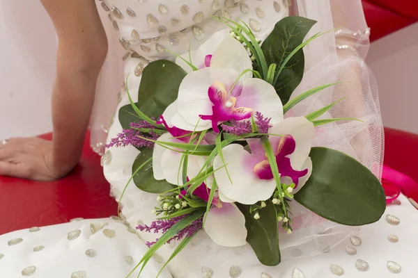 Traditionelle Hochzeitsbraut in Nahaufnahme Hände mit Blumen — Stockfoto