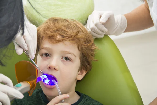 Małe dziecko w urzędzie dentysta — Zdjęcie stockowe