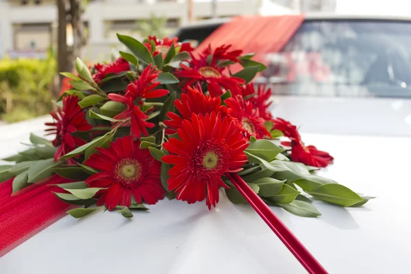 Blumenstrauß auf Hochzeitsauto — Stockfoto