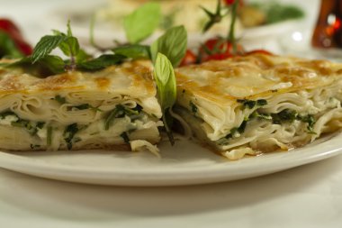 Beyaz arka plan üzerinde izole Türk Kahvaltı börek