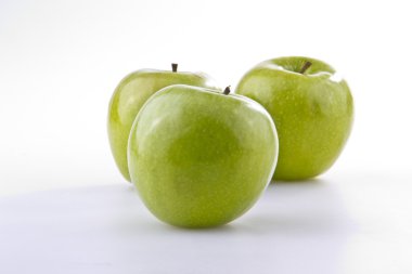 Beyaz arka plan üzerinde izole ekşi yeşil elma
