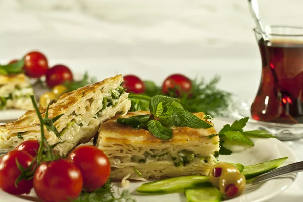 Türkisches Frühstück borek isoliert auf weißem Hintergrund — Stockfoto