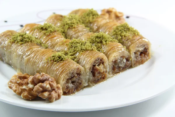Beyaz arka plan üzerinde izole Türk tatlı baklava