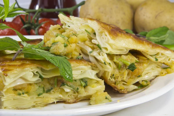 터키식 아침 borek potatoe 흰색 바탕에 격리와 — 스톡 사진