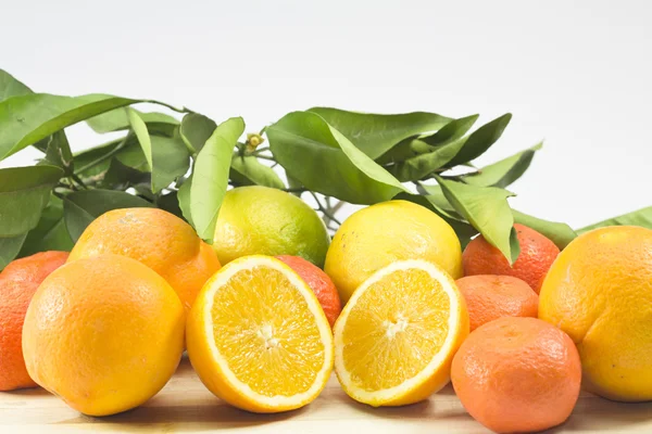 Apelsiner isolerad på vit bakgrund — Stockfoto