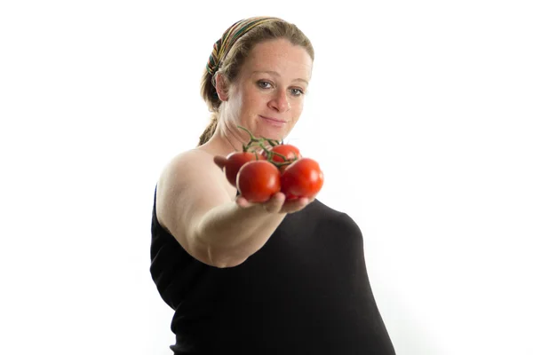 Ragazza incinta che tiene i pomodori in mano, cibo sano isolato su sfondo bianco — Foto Stock