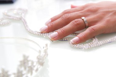 Alyans el gelin üzerinde