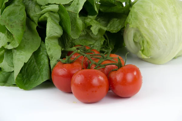 Tomates sobre una vid aislada sobre fondo blanco — Foto de Stock