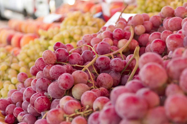 Purple grapes on market — Stock Photo, Image