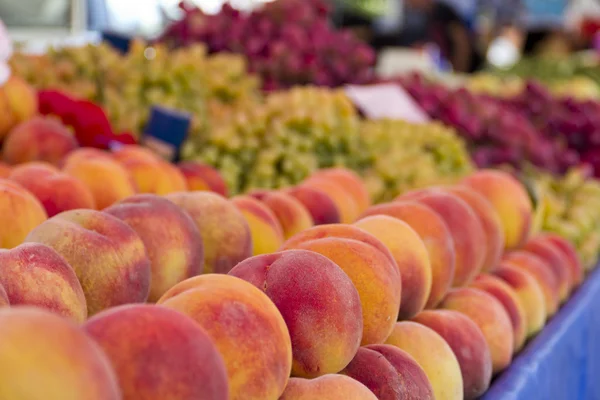 Peaches on market — Stock Photo, Image