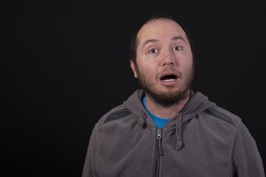 şaşırmış adam siyah arka plan üzerine izole