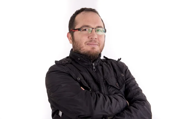 Beyaz arka plan karşı gözlük takan yakışıklı genç adam portresi