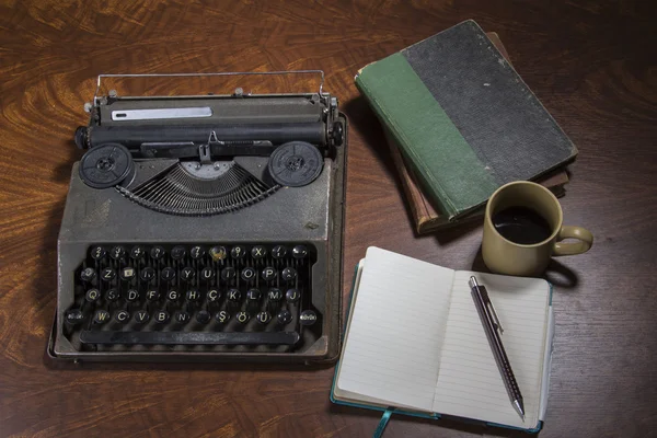 Máquina de escribir cofee y cuaderno — Foto de Stock