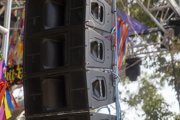 müzik hoparlörler festivalinde sahnede